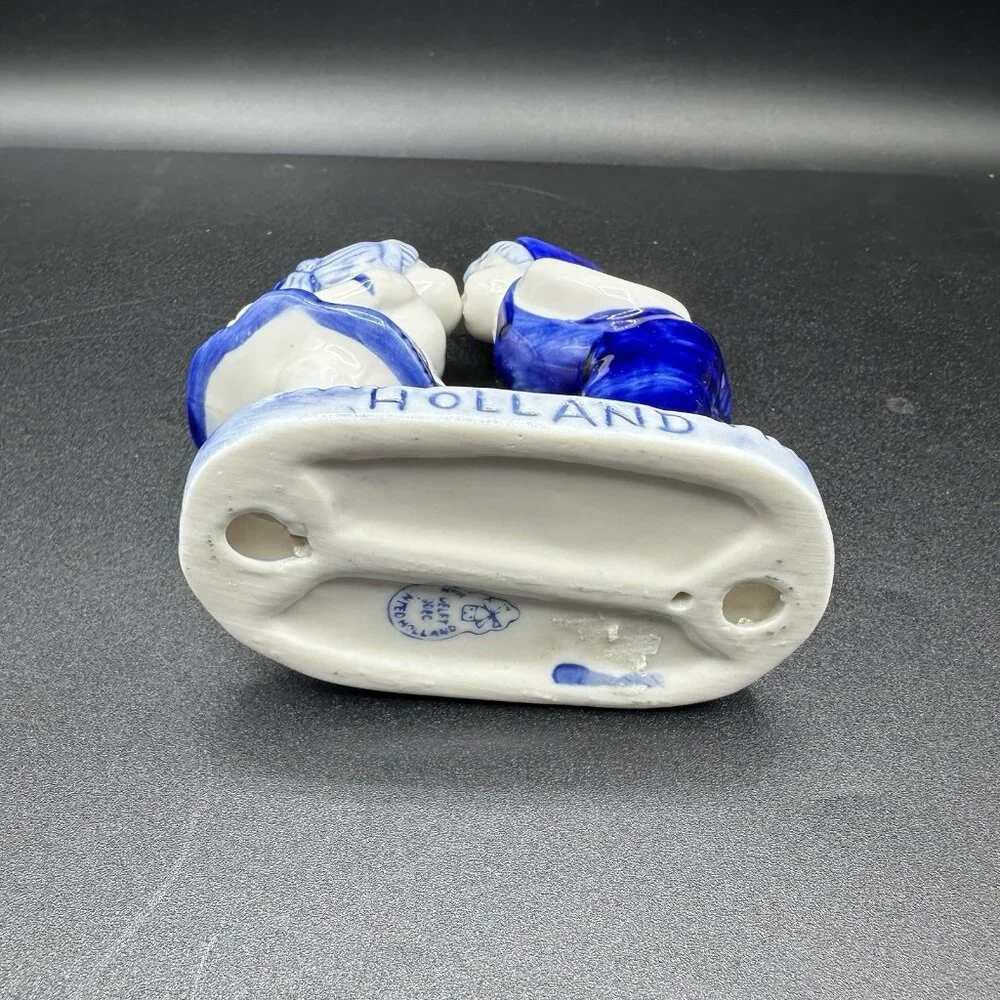 Vintage Delft Blue Kissing Dutch Couple Figurine 4.5